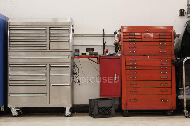 Ящики для инструментов в автомастерской, Сиэтл, Вашингтон, США — стоковое фото