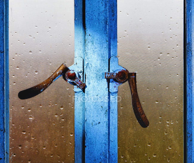 Verrous de fenêtre et peint dans un cadre bleu, gros plan — Photo de stock