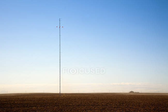 Communications tower in field in Oregon, United States — Stock Photo