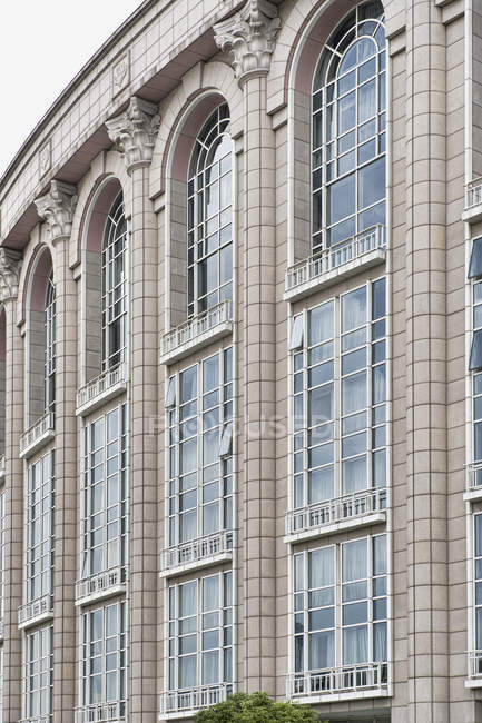 Office building windows with arches, full frame — Stock Photo