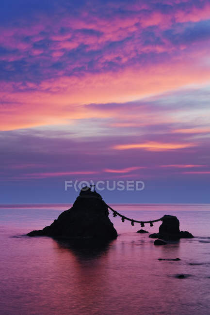 Одруженими скелями Futami на березі моря на мальовничому заході сонця, IWA, Японія — стокове фото
