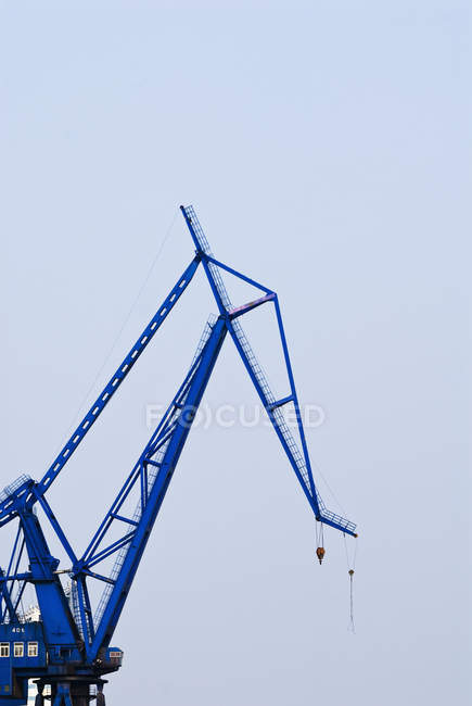 Grue industrielle contre le ciel gris, Shanghai, Chine — Photo de stock