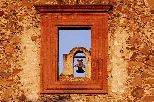 Torre de sino vista através da janela vintage — Fotografia de Stock