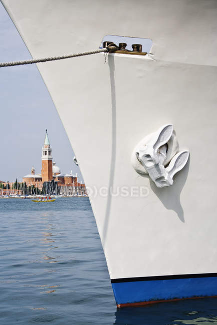 Arco di nave con edifici in lontananza, Venezia, Veneto, Italia — Foto stock