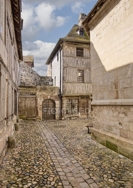 Strada con ciottoli nella città medievale francese, Honfleur, Calvados, Francia — Foto stock