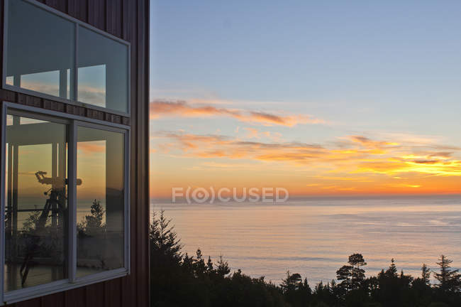 Waterfront house detail at sunset, Oregon, United States — Stock Photo