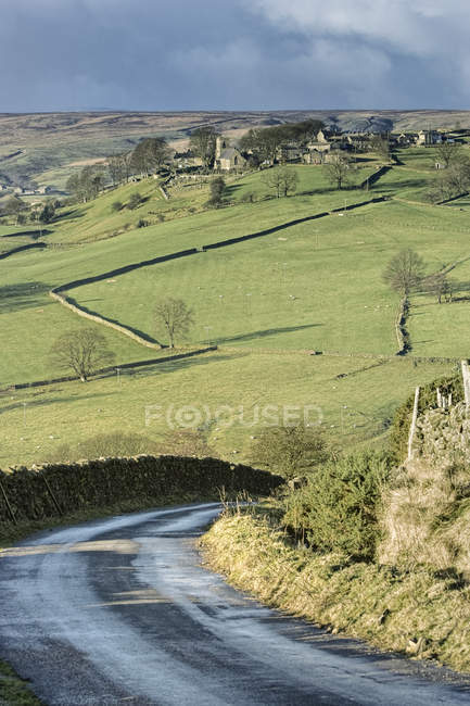 Road through English countryside, Nidderdale, Yorkshire Dales, Reino Unido - foto de stock
