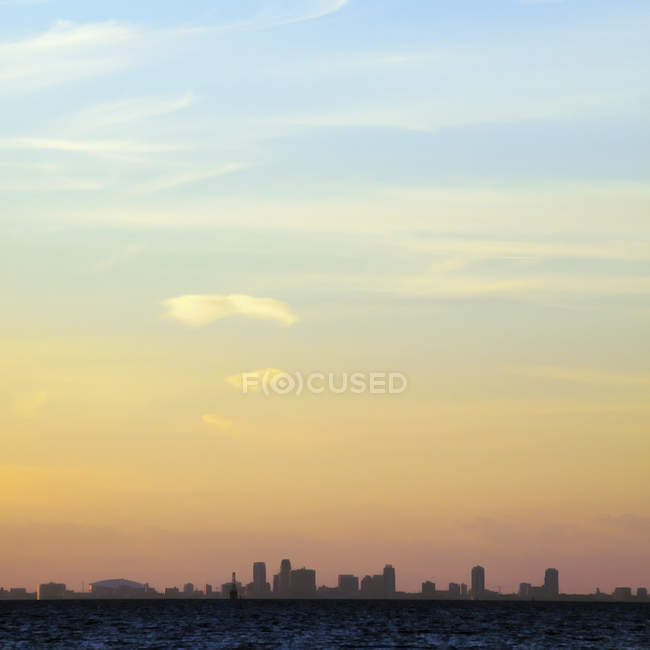 Skyline de la ville dans la soirée de Saint-Pétersbourg, Floride, États-Unis — Photo de stock