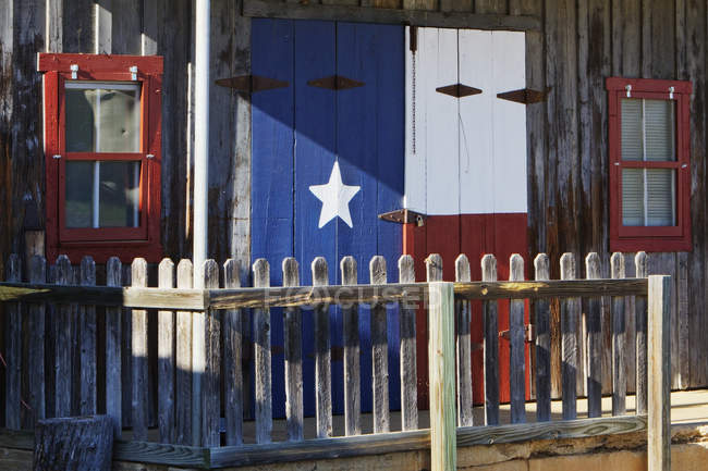 Drapeau texan peint sur façade de maison en bois — Photo de stock