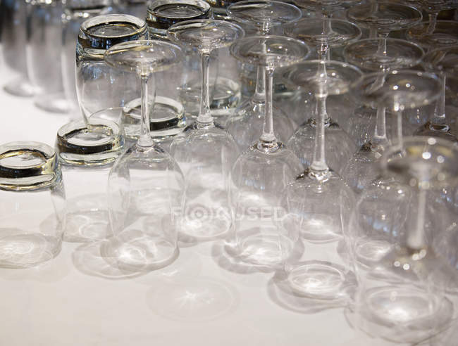 Primo piano di bicchieri puliti capovolti sul tavolo — Foto stock