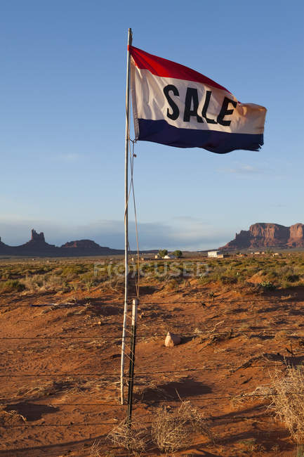Bandeira de venda no deserto de Monument Valley, Arizona, EUA — Fotografia de Stock