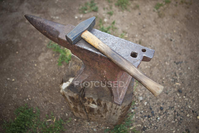Industrial hammer on metal anvil, high angle view — Stock Photo