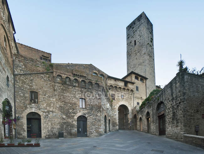 Antigua Puerta de Europa y Torre San Gimignano, Toscana, Italia. - foto de stock