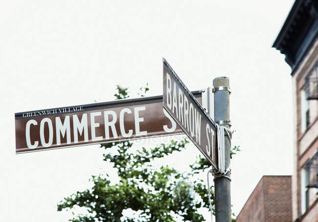 Comercio y calles de carretillas señal de dirección en la ciudad de Nueva York, Nueva York, Estados Unidos - foto de stock