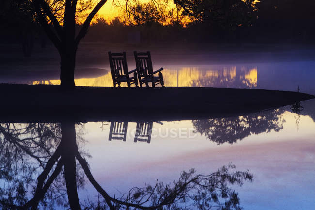 Chaises sur quai au coucher du soleil, Texas, États-Unis — Photo de stock
