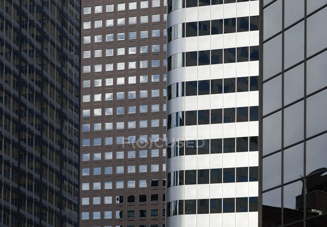Hautes élévations dans l'architecture moderne avec des motifs de fenêtres dans le centre-ville de Denver, États-Unis — Photo de stock