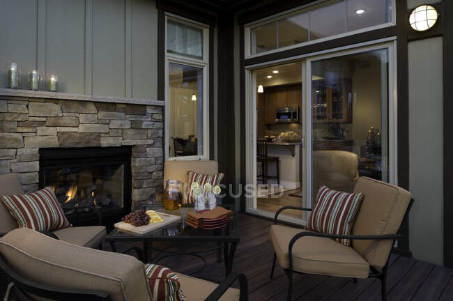 Outdoor Patio With Fireplace — Stock Photo