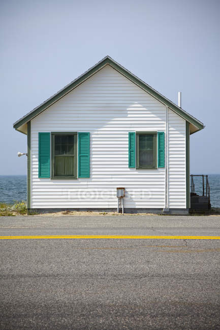 Roadside with simple beach house, Provincetown, Массачусетс, США — стоковое фото