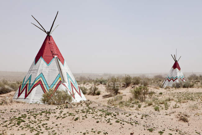 Réplicas de tipi nativo americano en el desierto de Arizona, EE.UU. - foto de stock
