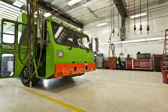 Camion della spazzatura verde in manutenzione, Seattle, Washington, Stati Uniti — Foto stock