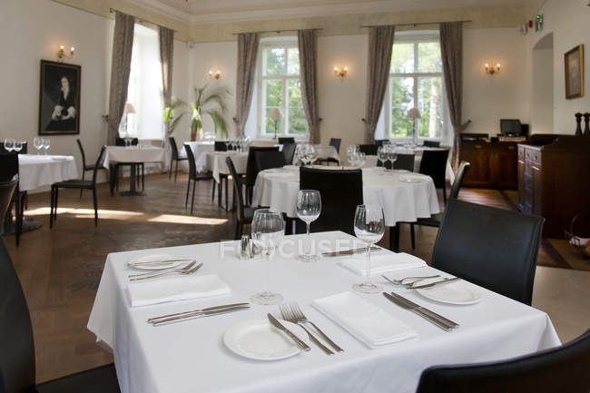 Upscale hotel dining room of Vihula Manor, Vihula, Estonia — Stock Photo