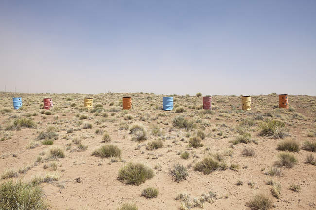Rangée colorée de barils dans le désert de l'Arizona, États-Unis — Photo de stock