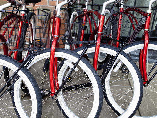 Biciclette rosse identiche parcheggiate sulla strada di New York, New York, Stati Uniti — Foto stock