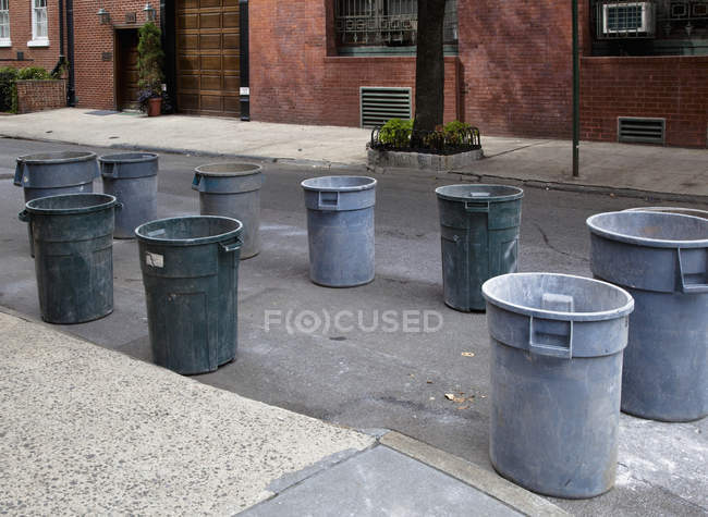Мусорные баки на городской улице в Нью-Йорке, Нью-Йорк, США — стоковое фото
