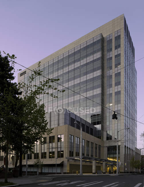Edificio moderno exterior, voladizo y torre con paneles de vidrio - foto de stock