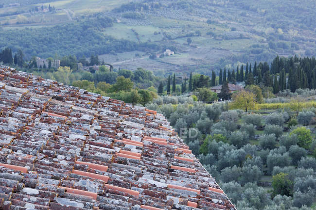 Paysage du Val Doro depuis le toit rustique, Panzano in Chianti, Toscane, Italie — Photo de stock