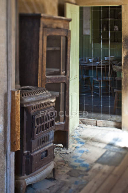 Armario y estufa de cocina en ruinas, Bodie, California, Estados Unidos - foto de stock