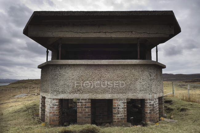 Emplazamiento abandonado de armas de la Segunda Guerra Mundial en el campo rural, Ross-Shire, Escocia - foto de stock