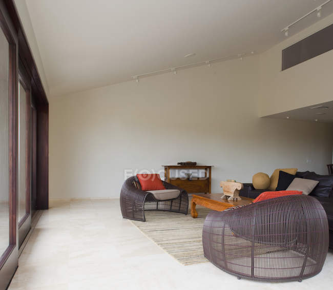 Sala de estar moderna com cadeiras de arame — Fotografia de Stock
