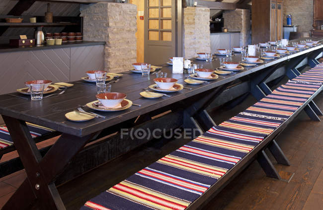 Mesa de jantar longa de Vihula Manor, Vihula, Estonia — Fotografia de Stock