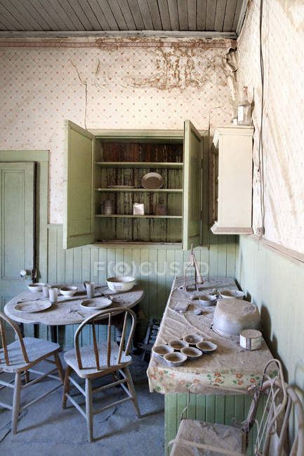 Cocina en el interior del hogar abandonado, Bodie, California, Estados Unidos - foto de stock