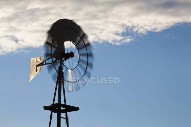 Mulino a vento contro il cielo blu con nuvole bianche — Foto stock