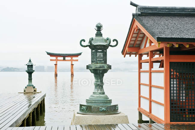 Lanterne di pietra di Sacrario di Itsukushima, Hiroshima, Miyajima, Giappone — Foto stock