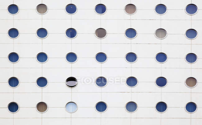 Круговые окна на современном здании, полная рама, Нью-Йорк, США — стоковое фото