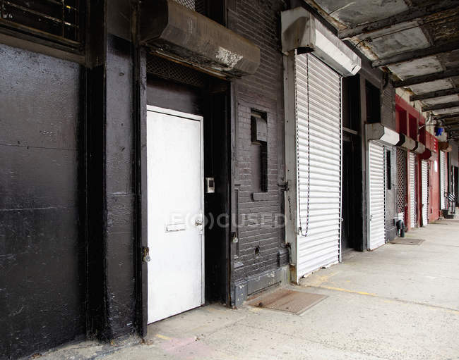 Row of loading bay doors, Nova Iorque, Nova Iorque, Estados Unidos da América — Fotografia de Stock