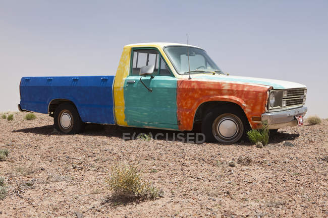 Барвистий покинутий вантажівка в пустелі Арізона, США — стокове фото