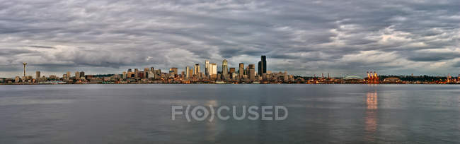 City skyline and waterscape, Seattle, Washington, Estados Unidos - foto de stock