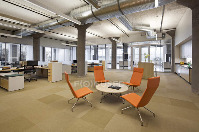 Empty lounge área of office, Seattle, Washington, Estados Unidos - foto de stock