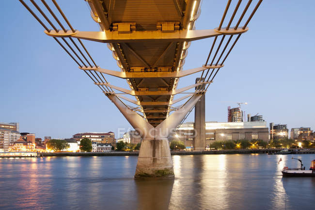 Міст Міленіум і Тейт Модерн у сутінках, Лондон, Англія, Великобританія — стокове фото