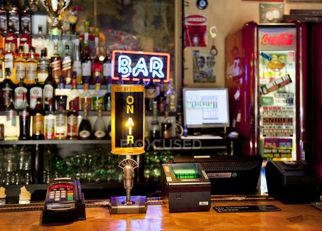 Registro de bar en el restaurante de estilo americano en Tallin, Estonia - foto de stock
