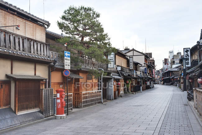 Традиционные дома на улице Гион в Киото, Япония — стоковое фото