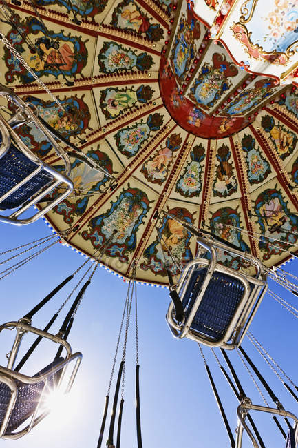 Низький кут зору гойдалки їзди на міському ярмарку в Далласі, штат Техас, США — стокове фото