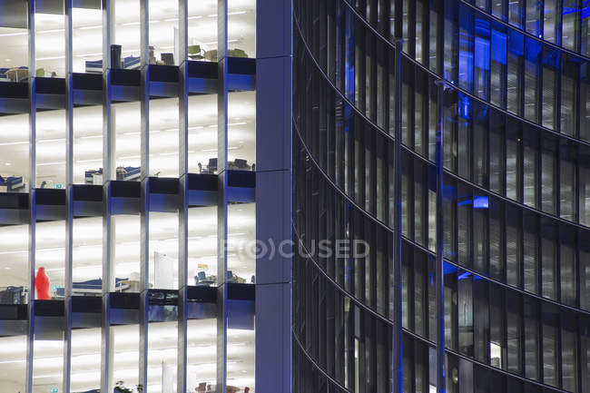Detalle de la fachada de rascacielos urbanos en Londres, Reino Unido - foto de stock