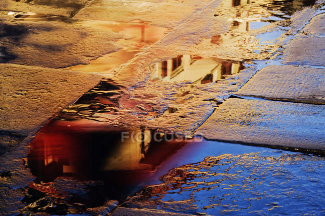 Отражение в брусчатке площади Пьяцца делла Феория, Флоренция, Италия — стоковое фото