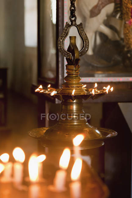 Item cerimonial de metal com velas acesas brilhantes dentro de casa, Kerala, Índia — Fotografia de Stock