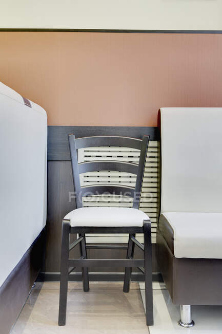 Cadeira de madeira vazia e estandes no café — Fotografia de Stock